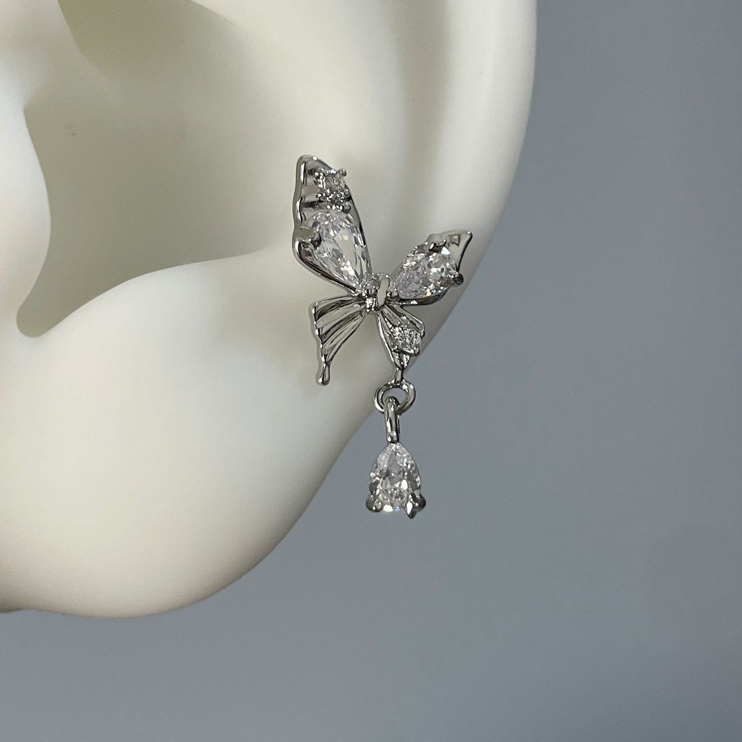 Orecchini a bottone con zircone liquido irregolare super lucido, a forma di farfalla, con fondo piatto, design di alta qualità, per donna_voghion.com