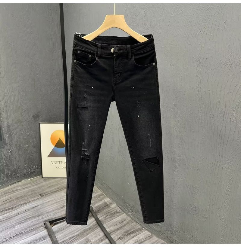 Jean déchiré noir pour homme, pantalon ample en denim tendance avec détails usés, pour une tenue décontractée_voghion.com