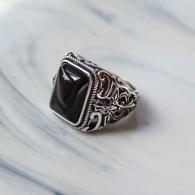 Anello da uomo in argento tailandese con onice nero aperto, design creativo_voghion.com