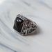 Anello da uomo in argento tailandese con onice nero aperto, design creativo_voghion.com