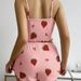 ChicShe Damenpyjama im neuen europäischen und amerikanischen Stil, geripptes Mode-Set mit gekreuztem Bordürenmuster und Erdbeerprint, süßes Camisole_voghion.com