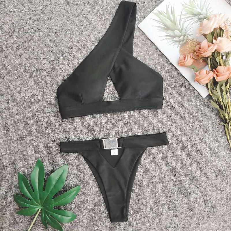Bikini bikini sexy con una spalla e fibbia in metallo divisa da donna_voghion.com