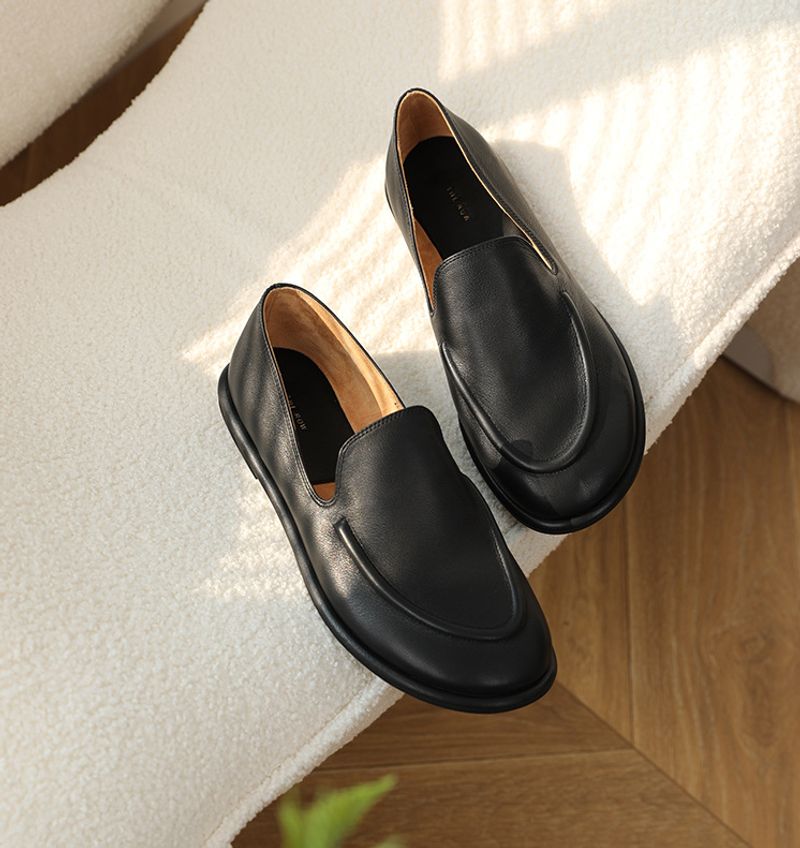 Nya sommarmolniga runda huvudväskor med slip-on-look och mjuka vaxade loafers_voghion.com