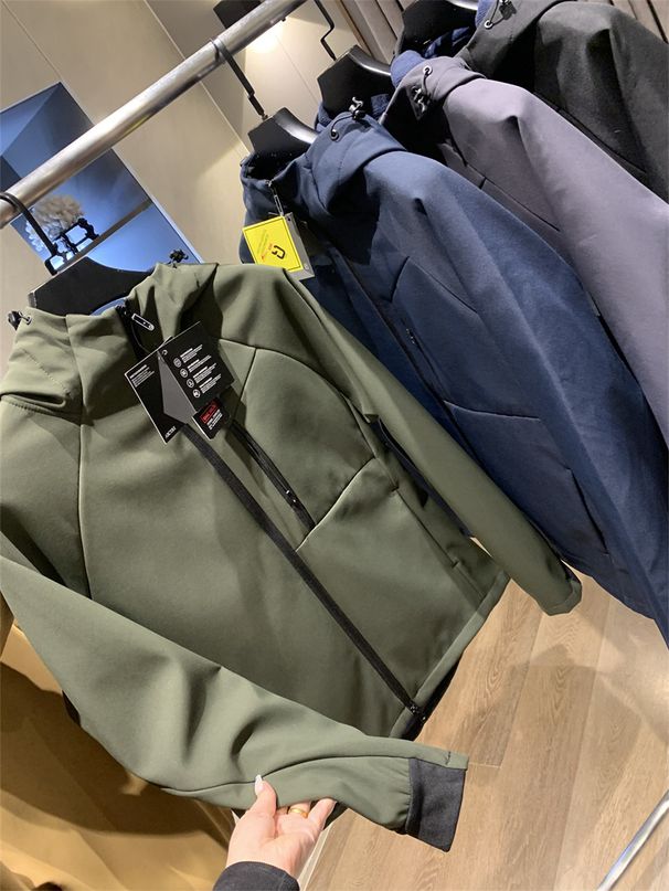 Pánské oblečení Venkovní softshellová větruodolná a voděodolná kartáčovaná teplá bunda s kapucí_voghion.com