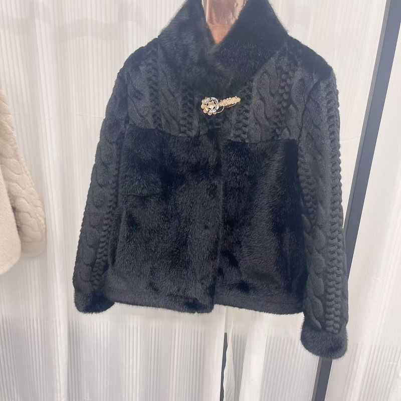 Cappotto in pelliccia sintetica e camoscio con finiture all'uncinetto: lussuoso coprispalle invernale per donne sofisticate_voghion.com