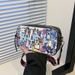 Déi populär Kamera vun dësem Joer 2024 Summer nei personaliséiert Frae-Crossbody-Tasch mat Graffiti a Kontrast, breet Schëllerriemen_voghion.com