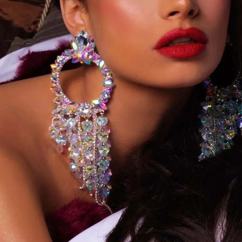 Orecchini pendenti con strass esagerati e nappe di alta qualità, accessori di scena alla moda per donne_voghion.com
