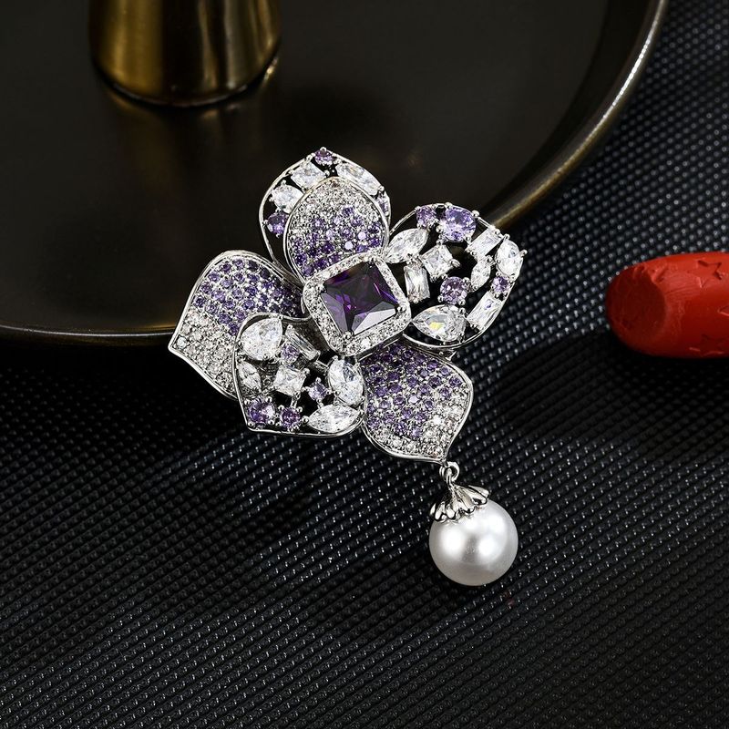 Nuovo stile Xiaoxiang viola elegante camelia cristallo spilla fiore petto accessorio spilla di alta qualità temperamento_voghion.com