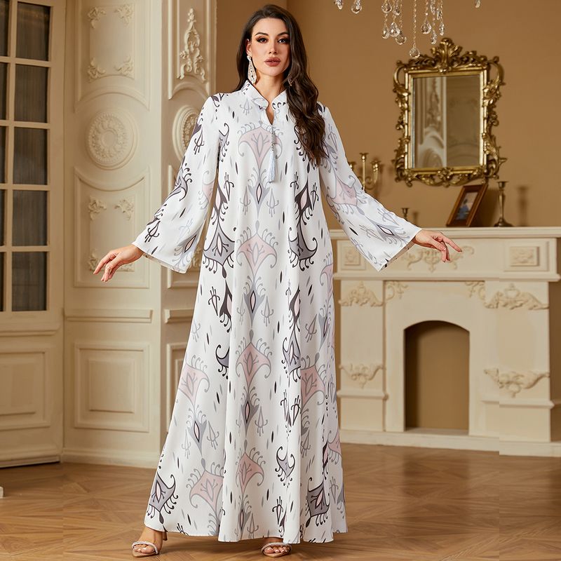 Elegantes, digital bedrucktes muslimisches Abaya-Kleid für Damen – schlichtes, langärmeliges Maxikleid mit silbernem Anhängerdetail, Polyesterstoff, erhältlich in Weiß_voghion.com