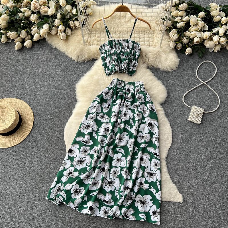 Damenbekleidung - Urlaub am Meer - Plissee-Hosenträger-Tube-Top + Blumenrock - zweiteiliger Anzug mit freiliegendem Bauchnabelrock_voghion.com
