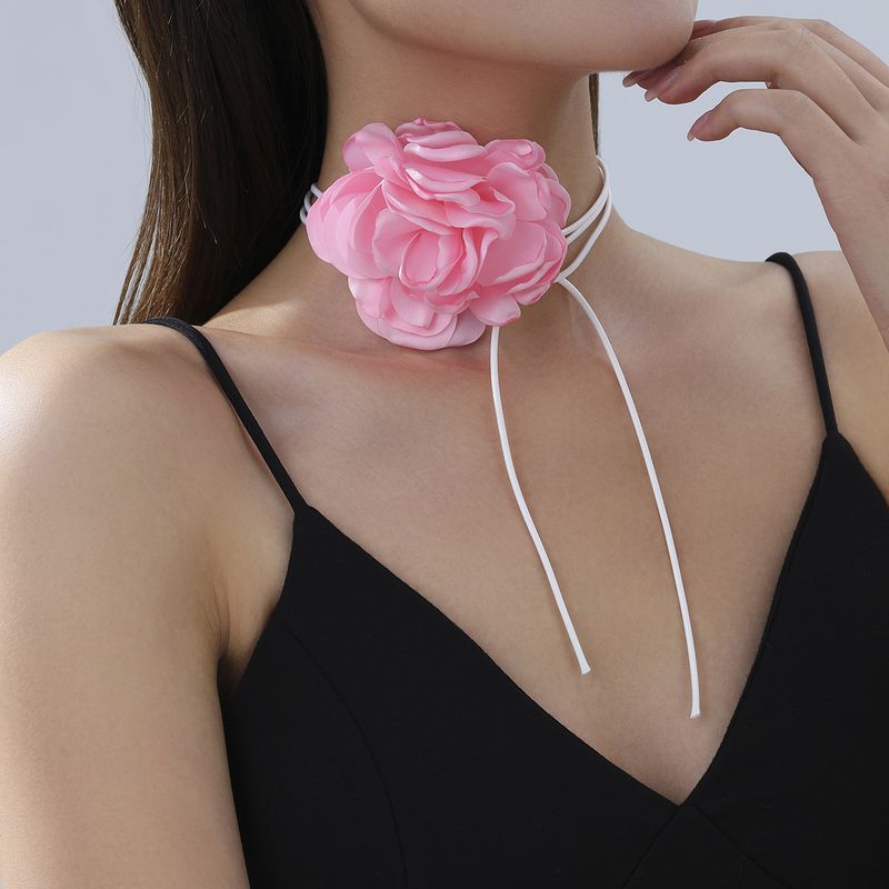 Collana girocollo con fiore in tessuto, semplice, con filo di cera e nastro con nappa_voghion.com