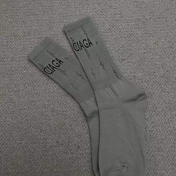 Hot Selger B Merke Trendy Mote B Bokstav Svart og hvitt Grå menn og kvinner Mid Tube sokker Internett Berømt samme stil
_voghion.com