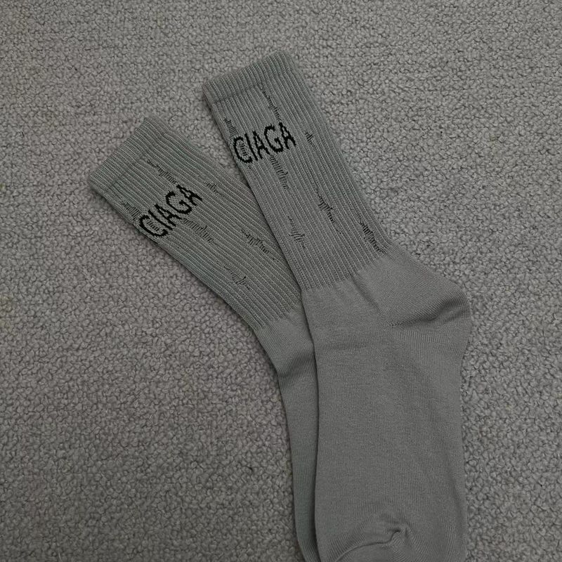 Hot Verkaf B Mark Trendy Moud B Bréif Schwaarz a Wäiss Gro Männer a Fraen Mëtt Tube Socken Internet Berühmt Selwechte Stil

_voghion.com