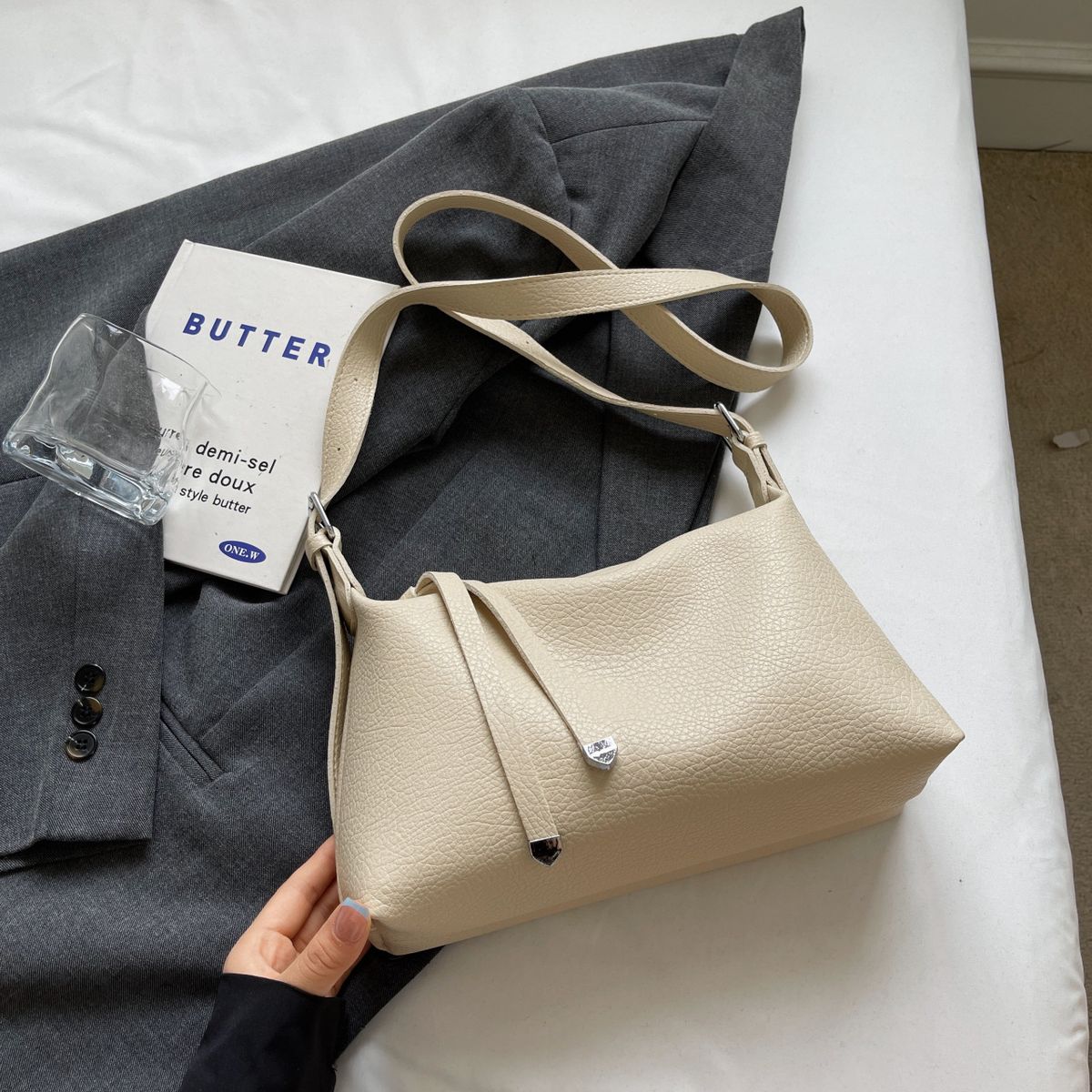 2024 new large capacity women's commuting pillow niche tote bag, French minimalist single shoulder crossbody bag_voghion.com