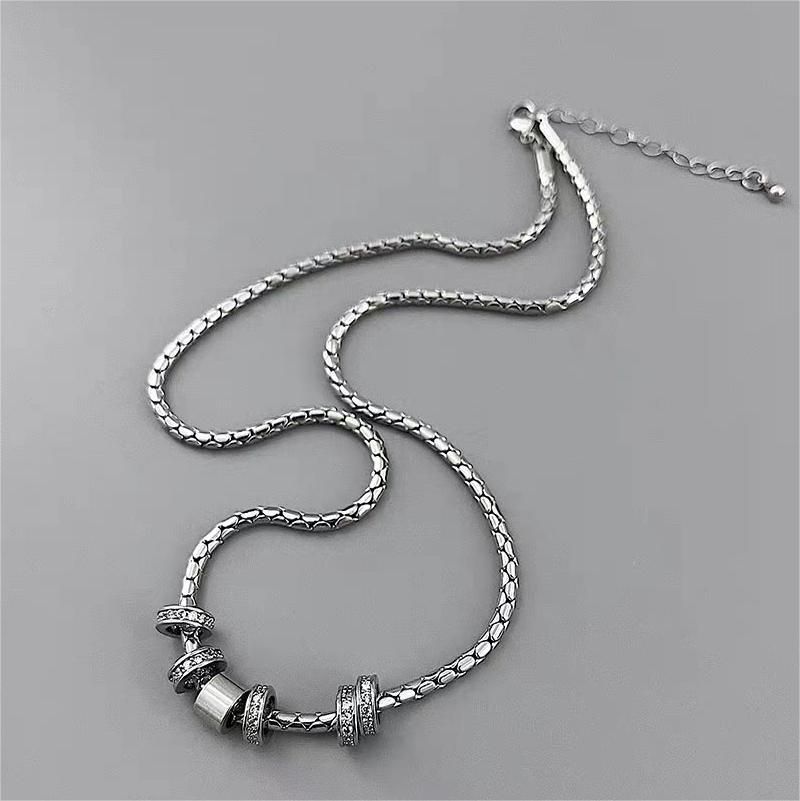 Collana con ciondolo in acciaio al titanio con diamanti, stile freddo neutro, per donna, design leggero e di lusso, versatile, catena per clavicola per uomo_voghion.com