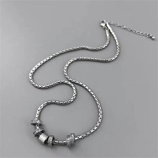 Collana con ciondolo in acciaio al titanio con diamanti, stile freddo neutro, per donna, design leggero e di lusso, versatile, catena per clavicola per uomo_voghion.com
