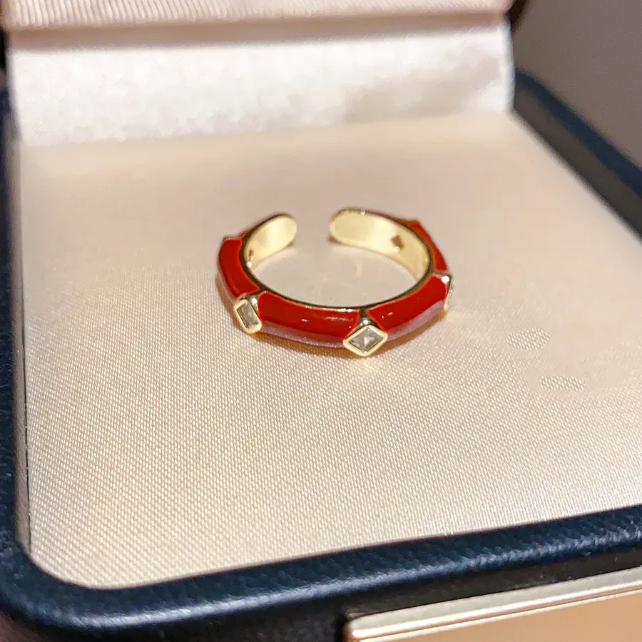 Anello aperto color oro con dettagli in strass e pietre preziose nere, delicato regalo di gioielli quotidiano ed elegante per lei, elegante e_voghion.com