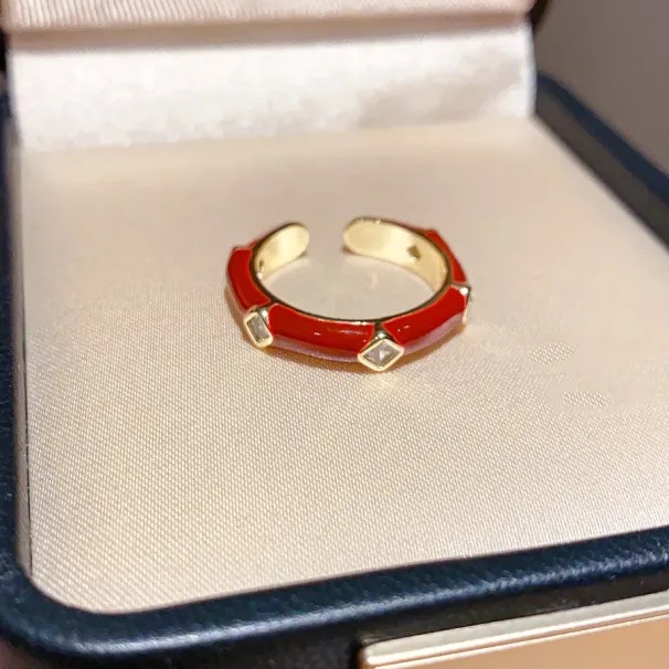 Anello aperto color oro con dettagli in strass e pietre preziose nere, delicato regalo di gioielli quotidiano ed elegante per lei, elegante e_voghion.com