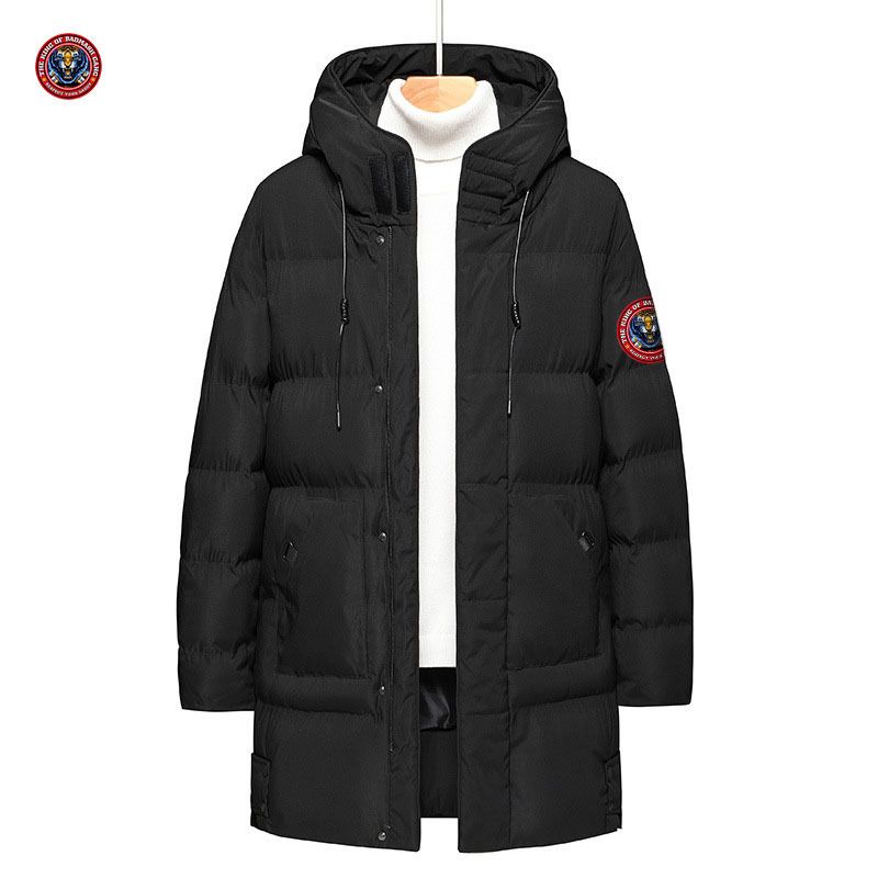 Herrenbekleidung Winter Neue runde Etikett Dicke Platte Gummidruck Daunenjacke Herren Lange koreanische Version Schlanke Kapuze Dicker Baumwollmantel_voghion.com