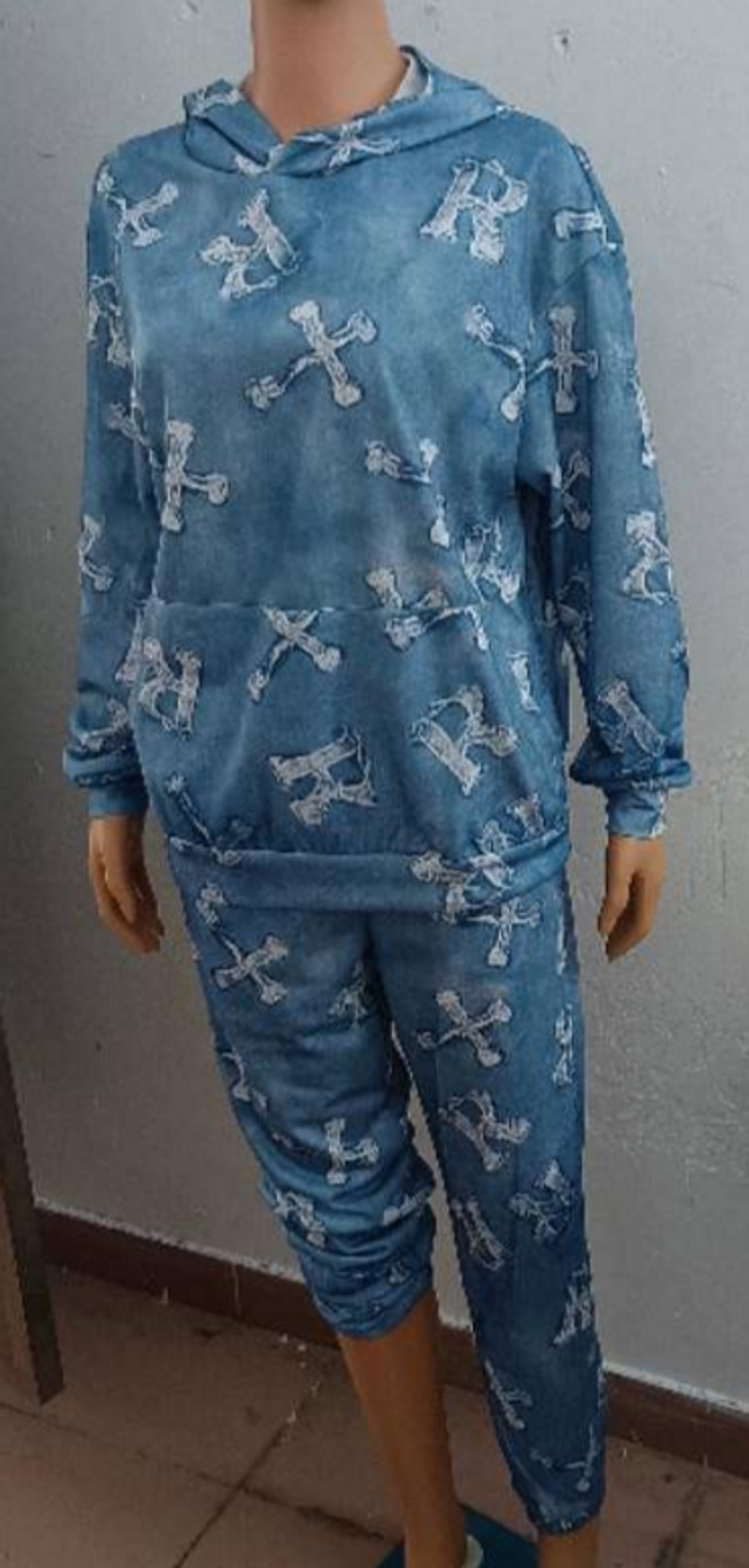 Conjunto de duas peças com capuz e manga comprida com bolso estampado de roupas femininas_voghion.com