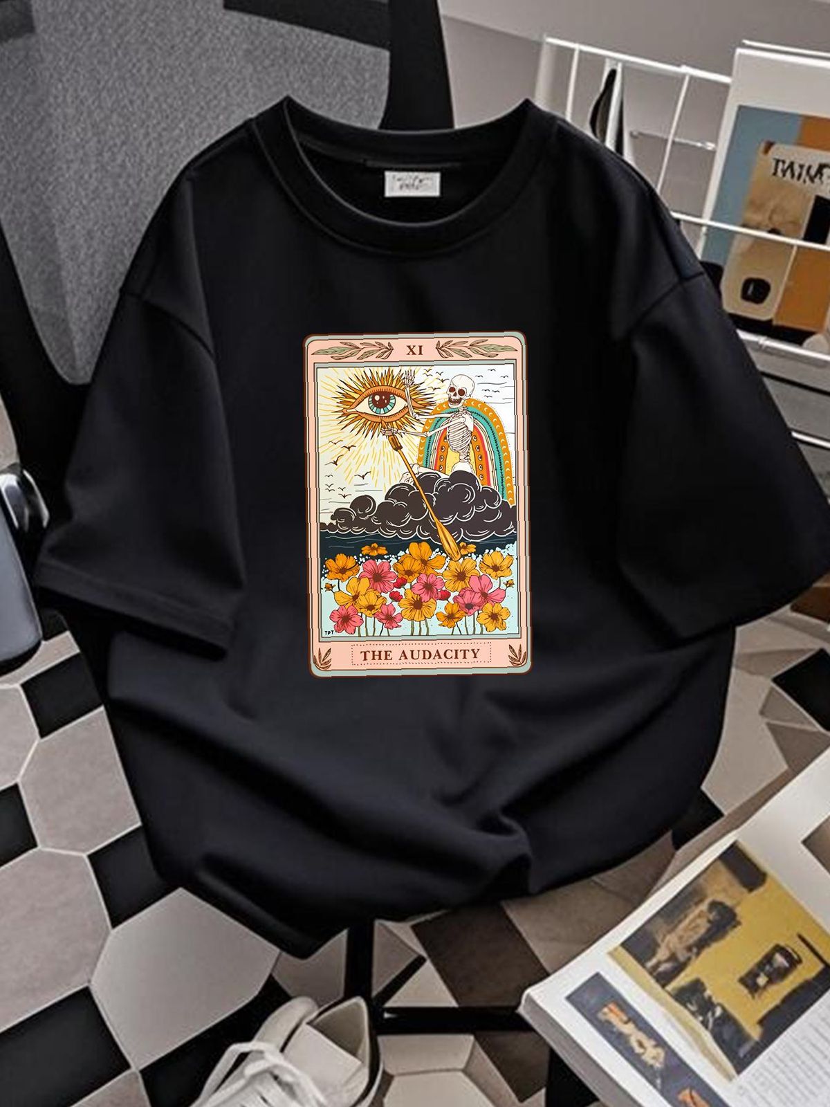 La maglietta con la carta dei tarocchi dello scheletro dell'audacia, l'occhio del sole, l'arte estetica, i vestiti leggermente firmati, l'estate, morbidi, traspiranti, versatili, elasticizzati e comodi._voghion.com