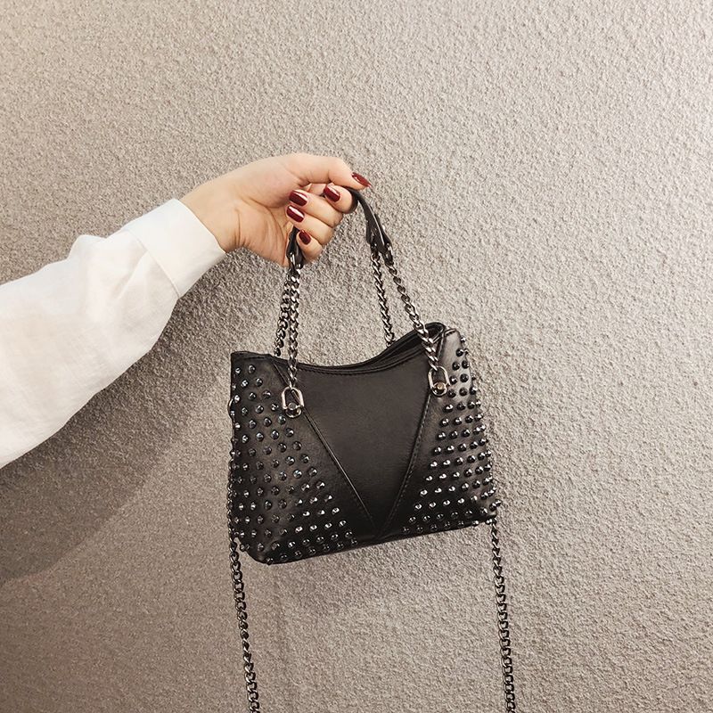 kleine Tasche weiblich 2024 neue Ins vielseitige Textur Hand gehalten Schulter Umhängetasche Persönlichkeit Nietenkette Tasche_voghion.com