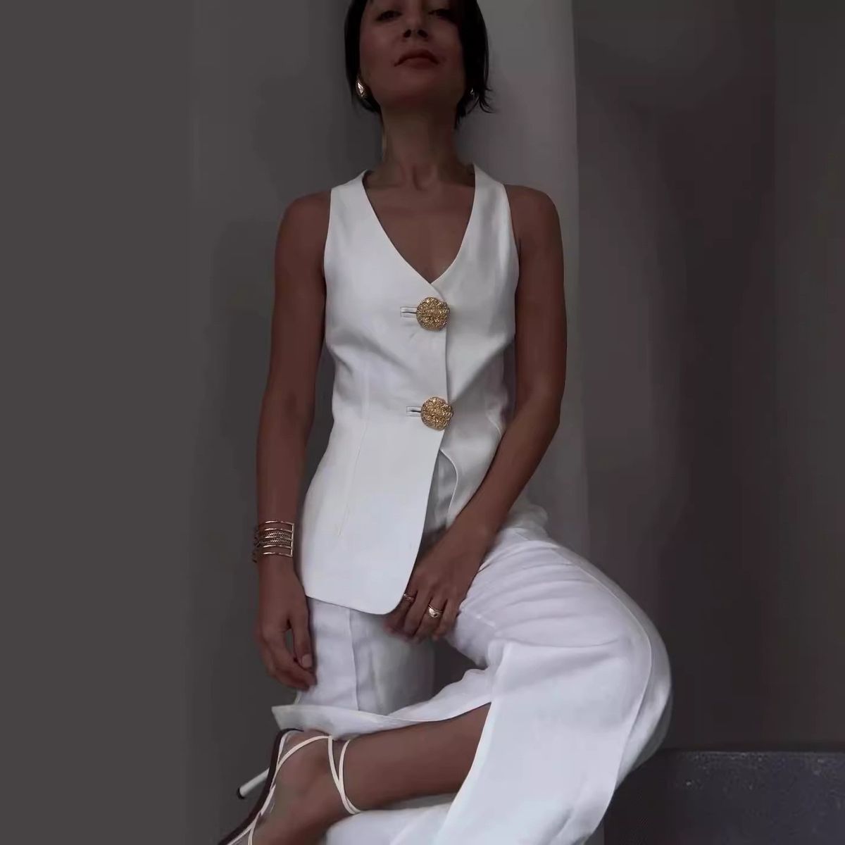 Completo da donna elegante in tinta unita con scollo a V, senza maniche, pantaloni larghi a vita alta_voghion.com