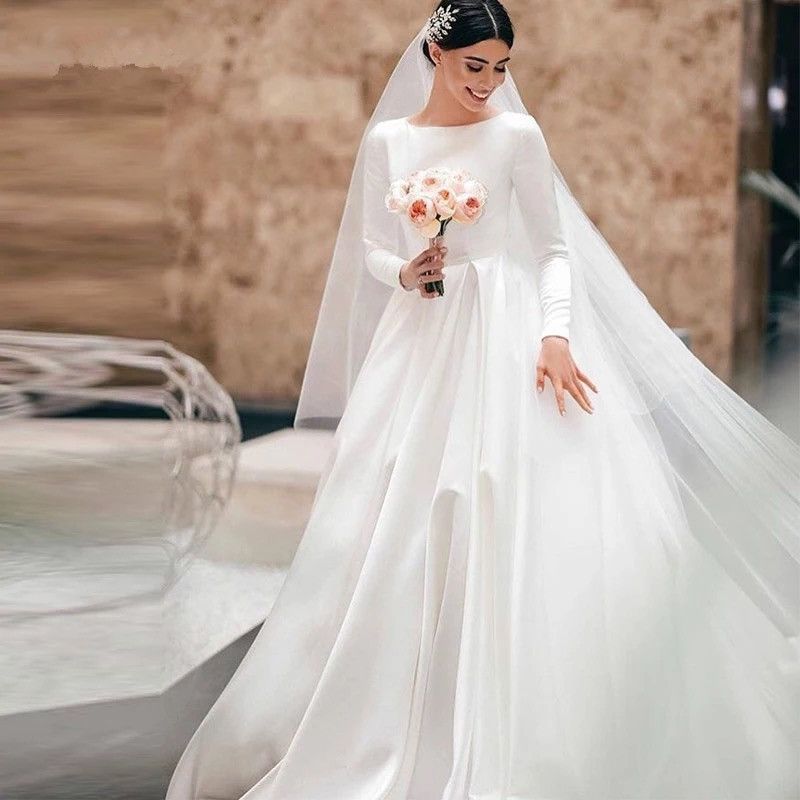 Elegante abito da sposa in raso con maniche lunghe, scollo rotondo e strascico, abito da sposa a trapezio di ispirazione vintage per spose classiche_voghion.com