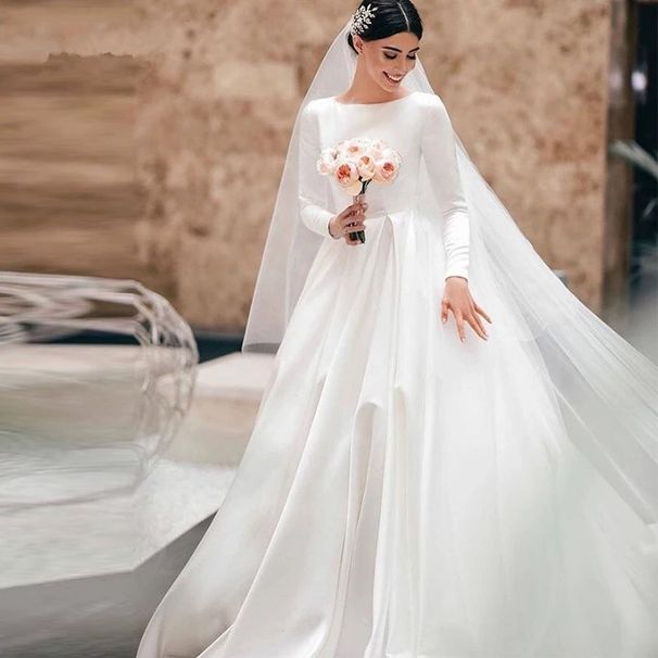 Elegante abito da sposa in raso con maniche lunghe, scollo rotondo e strascico, abito da sposa a trapezio di ispirazione vintage per spose classiche_voghion.com