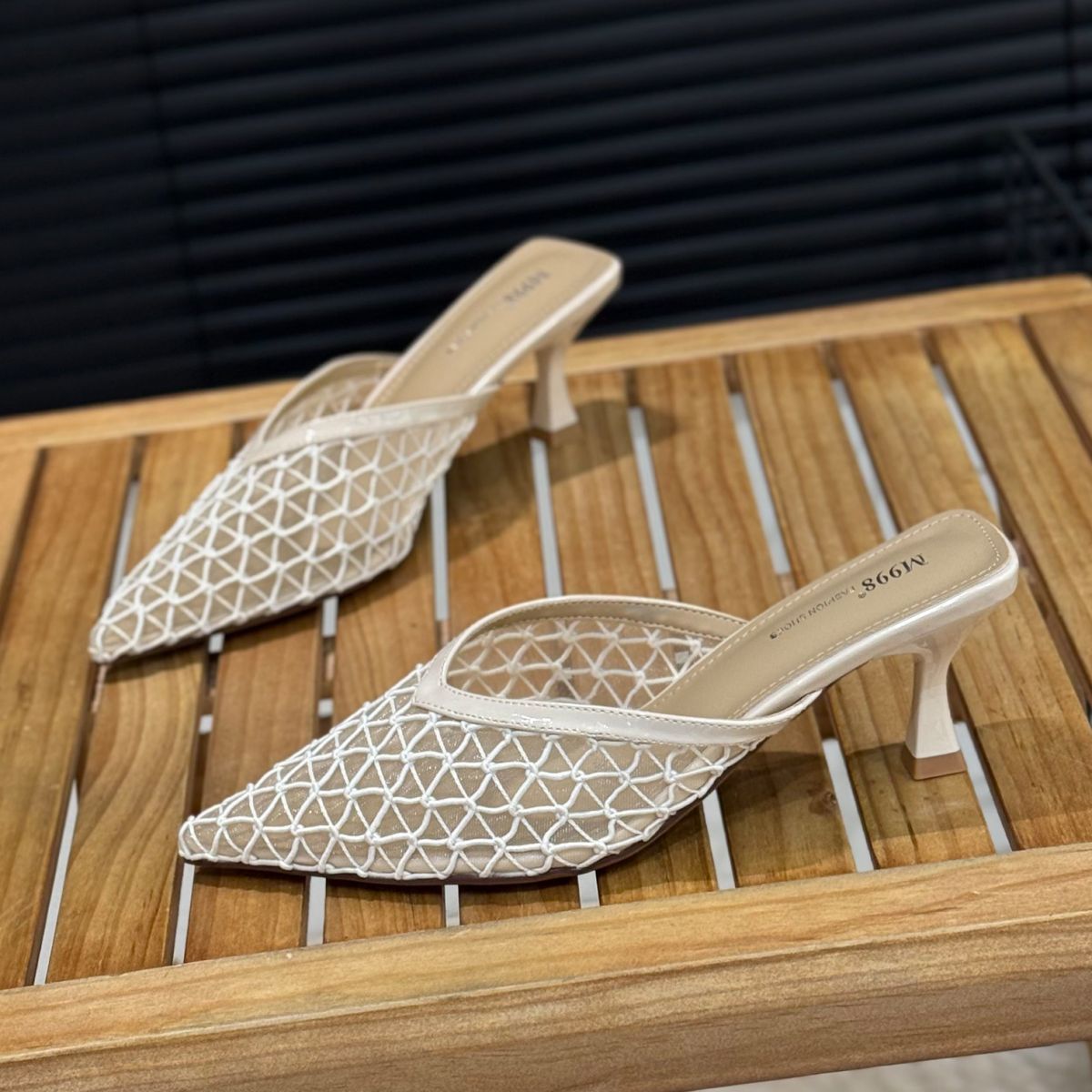 Feine, spitze, modische Halbschuhe mit Netzstoff für Damen im Sommer 2025, Nischendesign, schwarze High Heels und_voghion.com