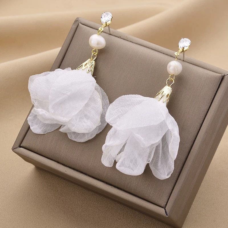 Hongkongi stiilis pärlitega lille kroonlehed temperamendiga pikad liialdatud uue disainiga kõrvarõngad moodne pühade kõrvarõngad ehted kõrvarõngad_voghion.com