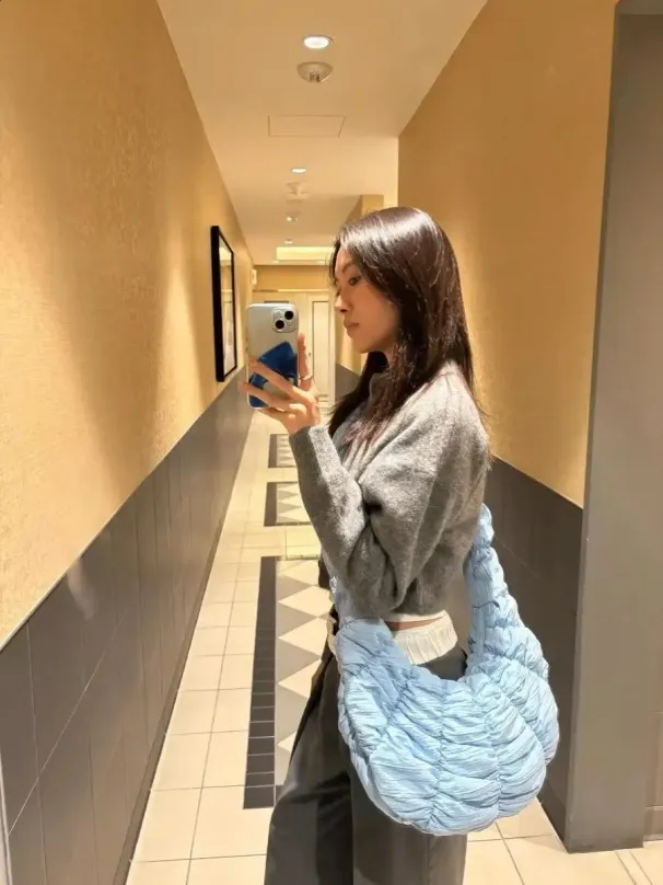 Korejský styl prošívané ramenní nafouklé měkké obláčky hobos nabírané kabelky pro ženy croissant crossbody taška 2024 240723_voghion.com