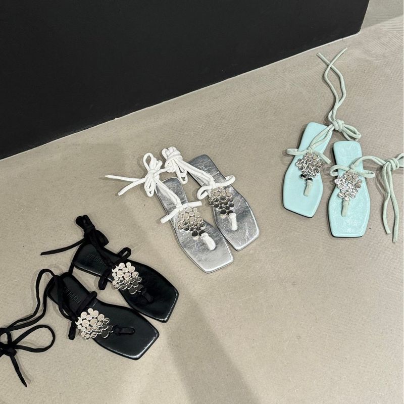 2025 Zomer Nieuwe Metalen Gesp Vierkante Kop Voet Romeinse Sandalen Mode Band Platte Hak Damesschoenen Clip Teen_voghion.com