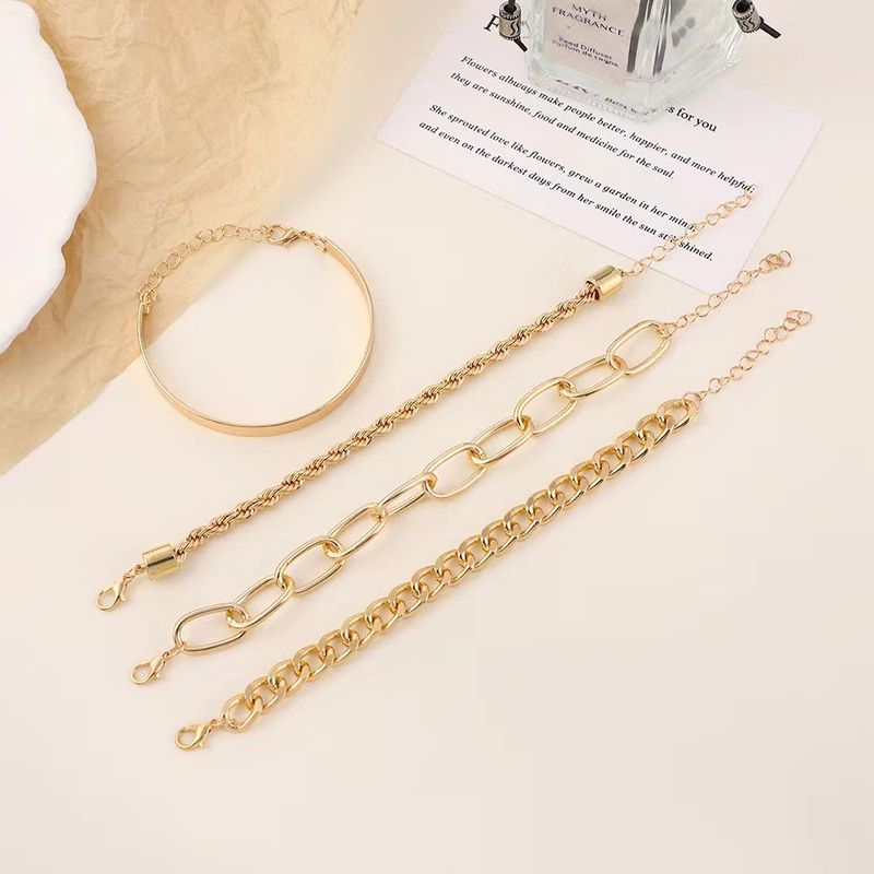 Set di strass personalizzati Bracciale semplice in rame con combinazione Gioielli fatti a mano con catena a griffe_voghion.com