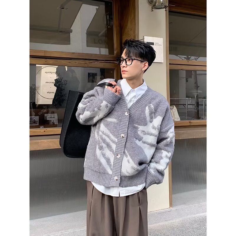 Knitted V-neck cardigan for men with a relaxed and simple style, perfect for a vintage look._voghion.com