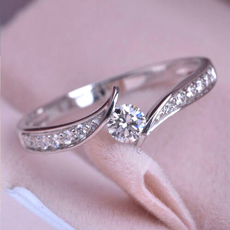 Cao Shi Recommends Wedding With Happy Embrace And Twisted Arms. Zircon Is A Classic Platinum Ring Accessory For Women_voghion.com