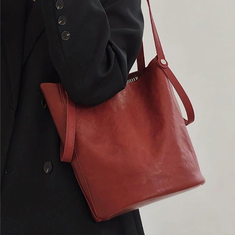 High-End Bucket For Women 2025 Autumn Winter New Large Capacity Underarm Versatile Tote Commuter Bag_voghion.com
