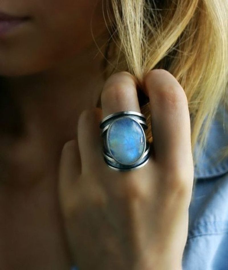 Il nuovo anello in pietra di luna arcobaleno intarsiata di Sanjie imita esageratamente l'argento tailandese con colla a goccia per le donne_voghion.com