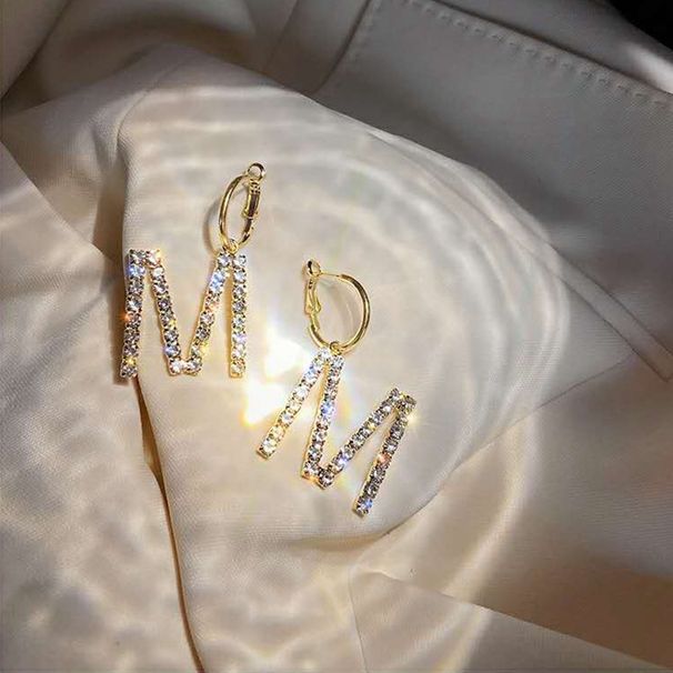 Orecchini con temperamento influencer avanzato in live streaming atmosferico, strass alla moda ed esagerati, lunghi_voghion.com