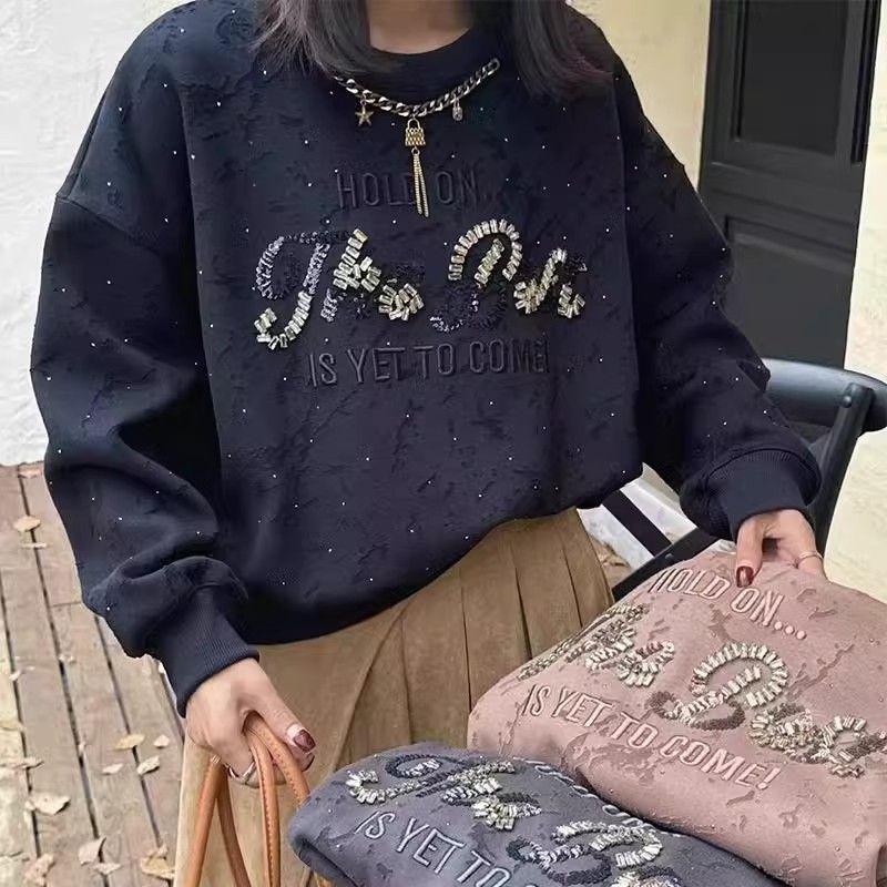 Vêtements pour femmes Super grande taille 2 300 catties fat m automne et hiver pull amincissant ample femme haut design chaîne lettre incrustée brique lourde_voghion.com