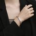 Gioielli da donna - Elegante bracciale a catena in acciaio al titanio con design cavo, minimalista e impilabile per l'uso quotidiano, design di nicchia semplice e versatile_voghion.com