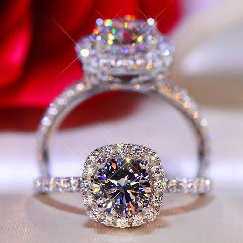 Anello da donna con borsa quadrata principessa in argento classico a sei artigli e un carato di diamanti simulati_voghion.com