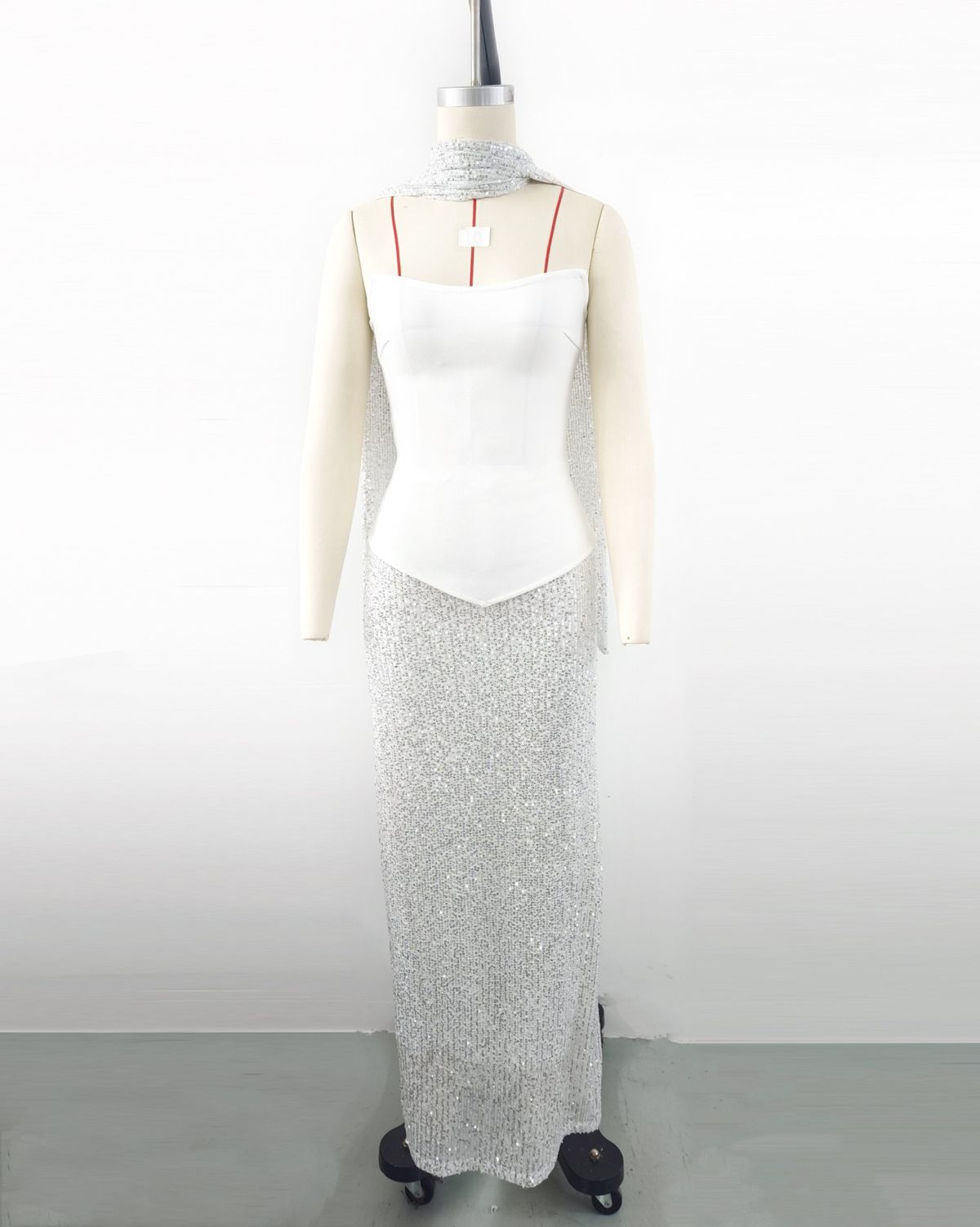 Elegante vestido cruzado con lentejuelas: falda de cintura alta con banda para mujer, ideal para fiestas y noche, en blanco y negro._voghion.com