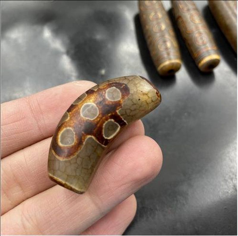 Vintage and old Xizang old agate, nine eye Tianzhu Lezi, large size, 21 eye bucket bead, god of wealth tube, bead bend_voghion.com