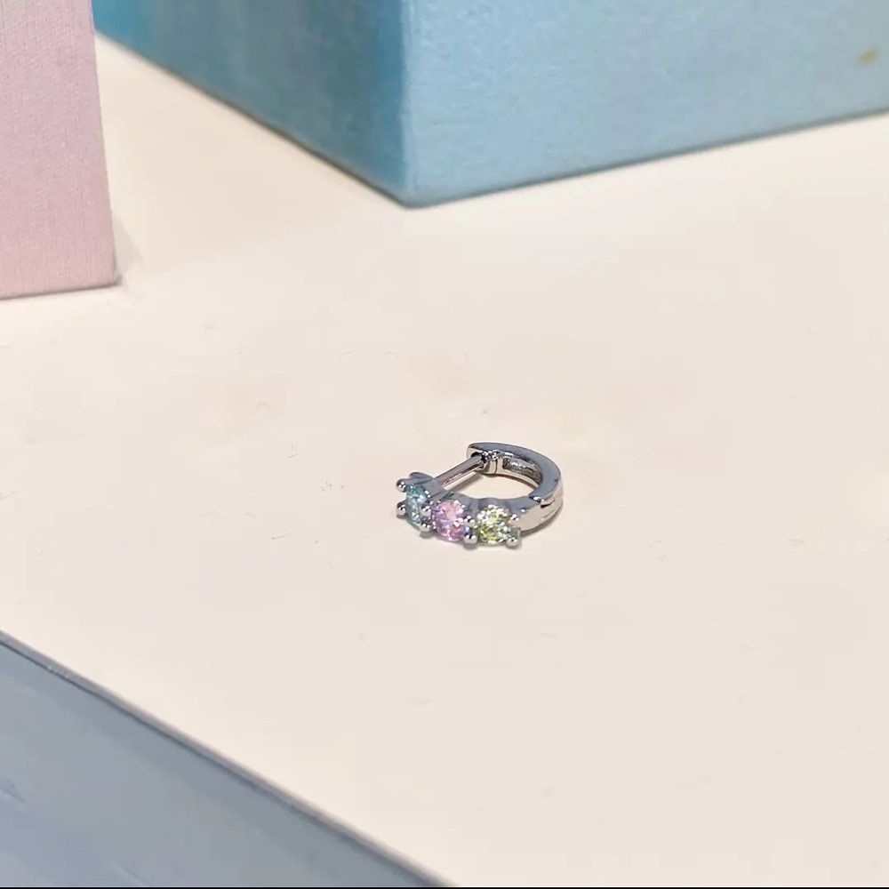 Orecchini Huggie da donna Niche - Acciaio al titanio 316L con inserto in rame, diametro interno 8 mm, diamanti colorati e tripli accenti di zirconia_voghion.com