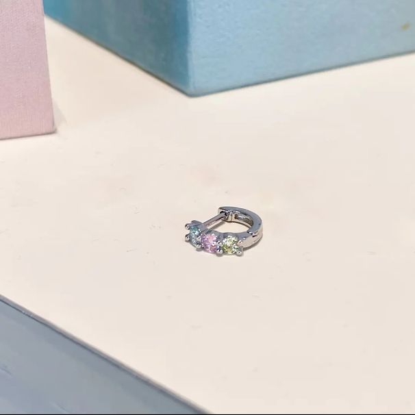 Orecchini Huggie da donna Niche - Acciaio al titanio 316L con inserto in rame, diametro interno 8 mm, diamanti colorati e tripli accenti di zirconia_voghion.com