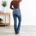 Jeans bootcut contenitivi per donna - Pantaloni in denim elasticizzato a vita alta snellenti, vestibilità comoda e valorizzante, tonalità blu classiche_voghion.com