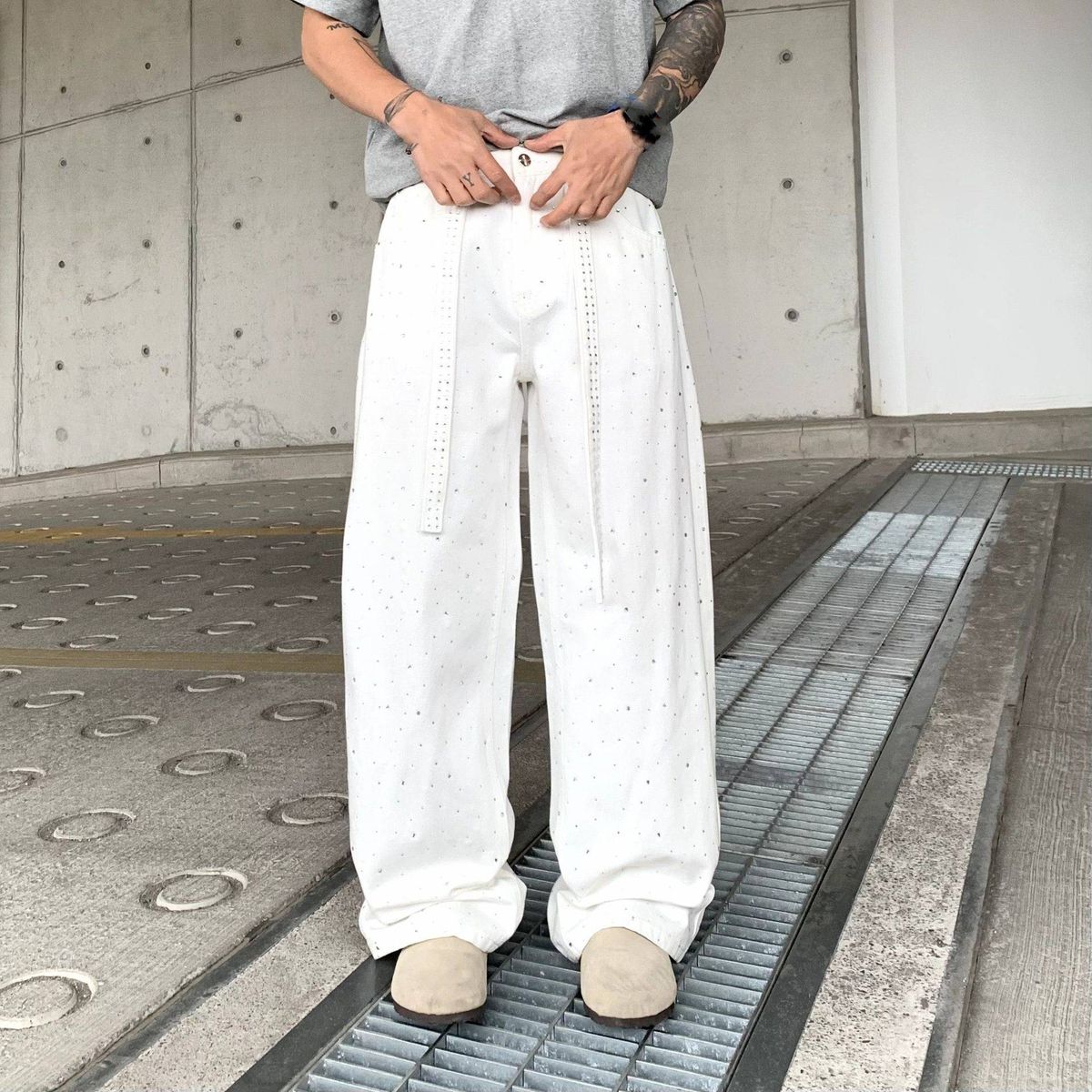 Jeans da strada di un marchio americano alla moda per la primavera e l'estate, con un semplice stile college giovanile e jeans stirati con perline e diamanti._voghion.com