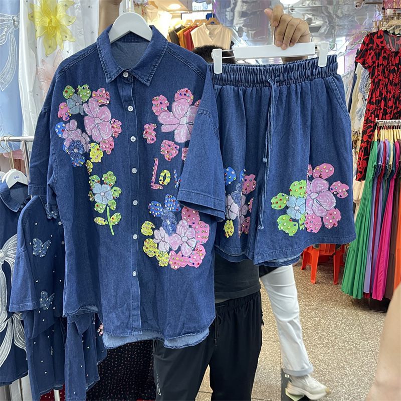Completo estivo da donna in due pezzi, con camicia in denim a maniche corte, con fiori e perline pesanti, taglie forti_voghion.com