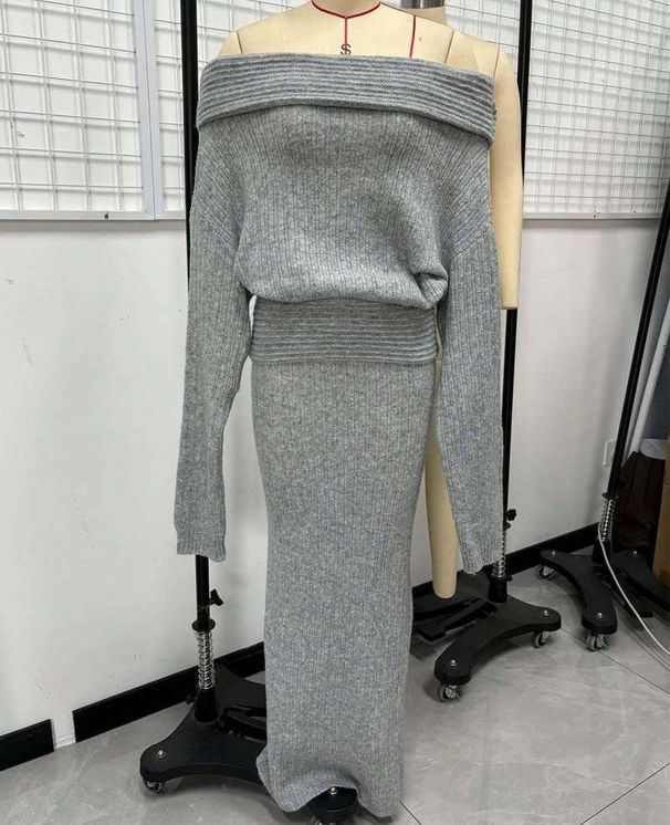 Completo alla moda con maglione a spalle scoperte e gonna a vita alta - Elegante completo due pezzi con scollo rotondo e maniche lunghe per donna, morbido misto poliestere, grigio_voghion.com